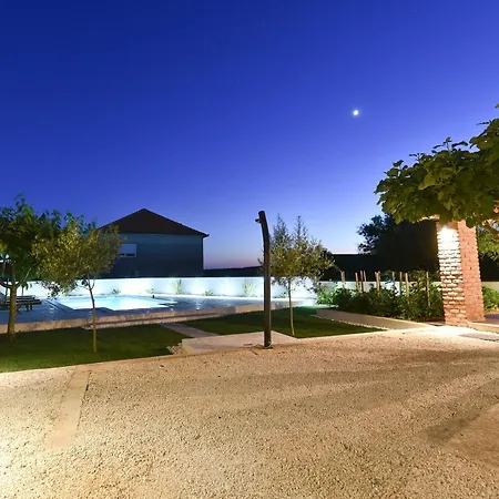 Navita Augustinus With Pool Ferienhaus