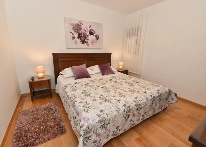 Navita Augustinus With Pool Nyaraló Debeljak