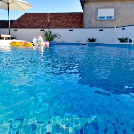 بيت للعطل Navita Augustinus With Pool Debeljak