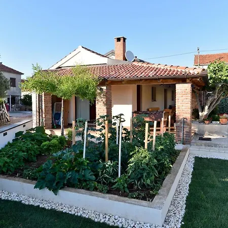 Dom wakacyjny Navita Augustinus With Pool