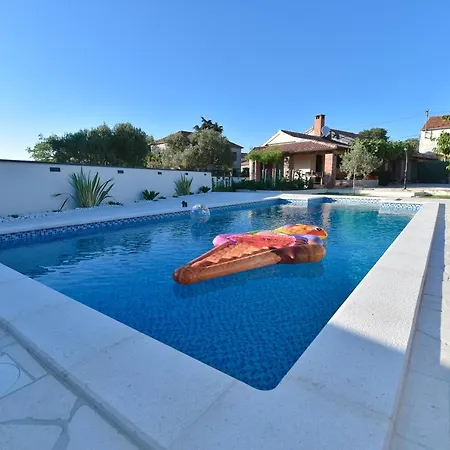 بيت للعطل Navita Augustinus With Pool *