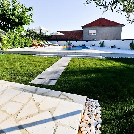 Navita Augustinus With Pool بيت للعطل