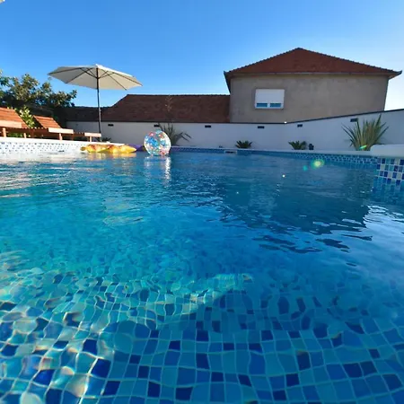 Navita Augustinus With Pool Dom wakacyjny