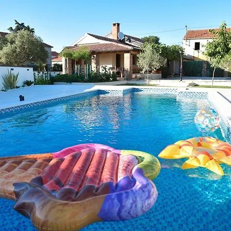 بيت للعطل Navita Augustinus With Pool *