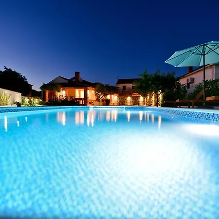 Navita Augustinus With Pool Dom wakacyjny