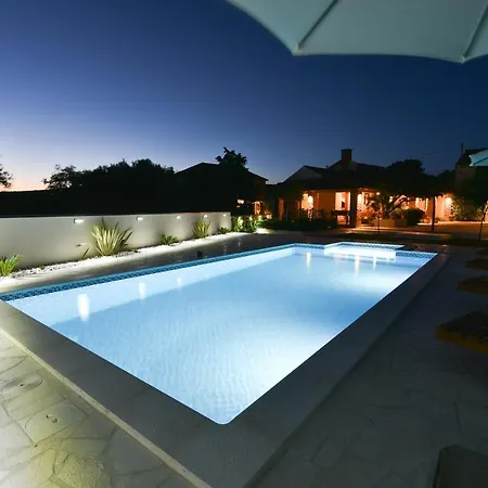 بيت للعطل Navita Augustinus With Pool *