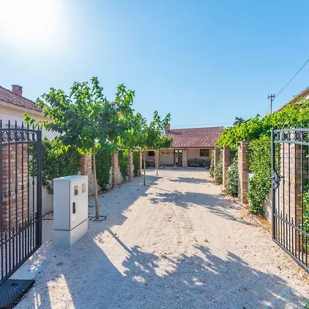 Navita Augustinus With Pool Dom wakacyjny Debeljak