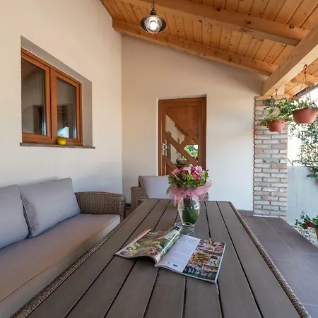 Navita Augustinus With Pool Dom wakacyjny