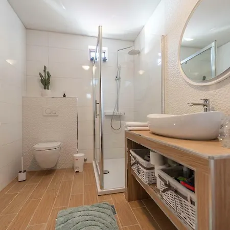 Navita Augustinus With Pool * Debeljak