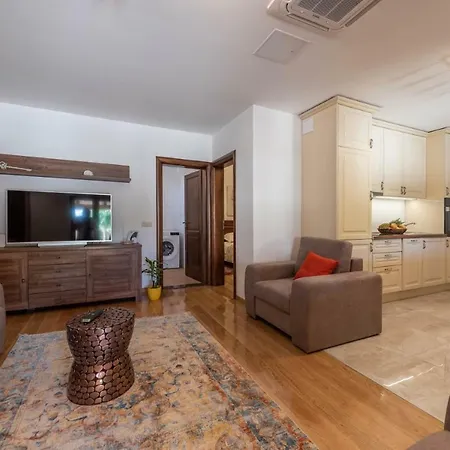 Navita Augustinus With Pool Dom wakacyjny *