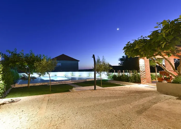 Navita Augustinus With Pool Ferienhaus