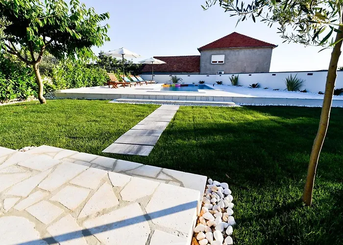 Navita Augustinus With Pool Ferienhaus