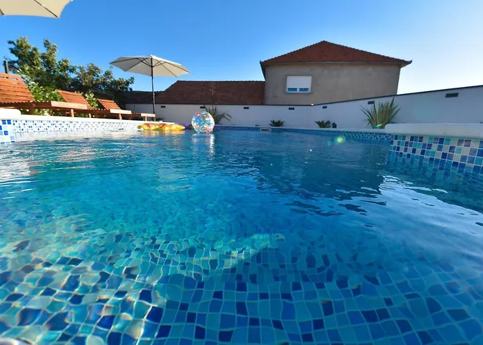 Navita Augustinus With Pool Ferienhaus