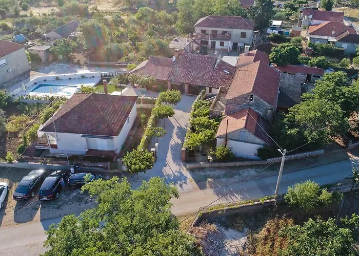 Navita Augustinus With Pool Ferienhaus Debeljak