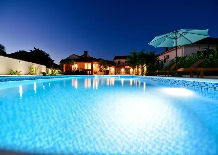 Navita Augustinus With Pool Ferienhaus