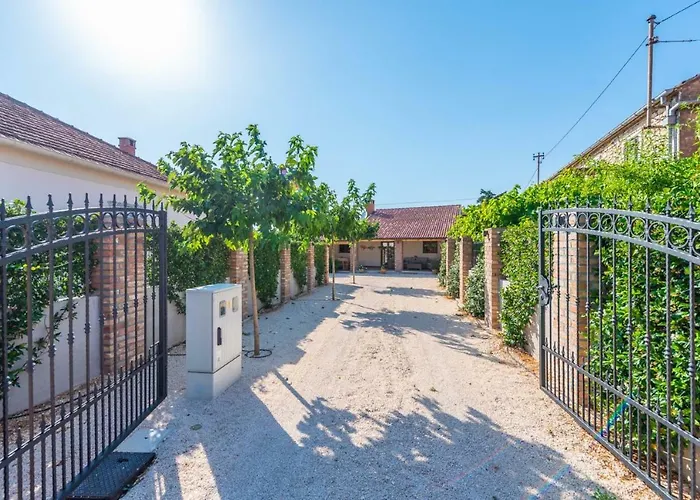 Navita Augustinus With Pool Ferienhaus Debeljak