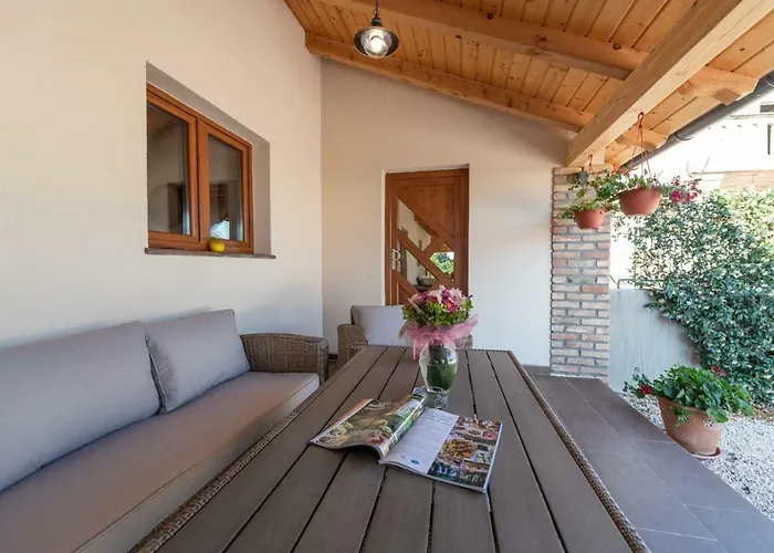 Navita Augustinus With Pool Ferienhaus