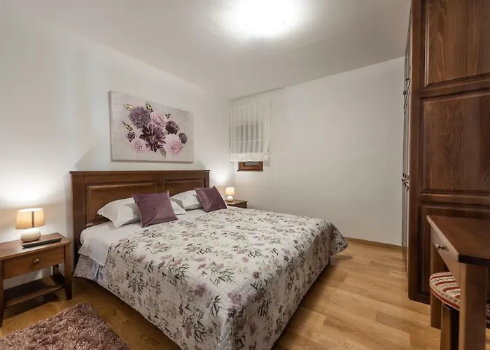 Navita Augustinus With Pool Ferienhaus Debeljak